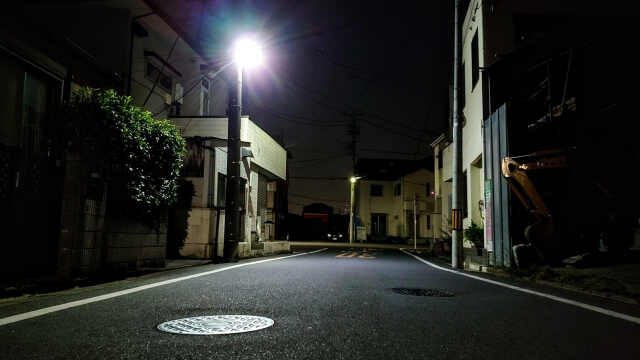 街頭がまぶしい夜の道
