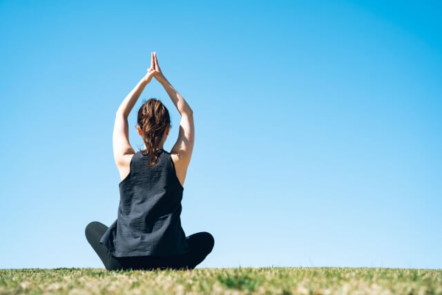 ヨガをしている成人女性