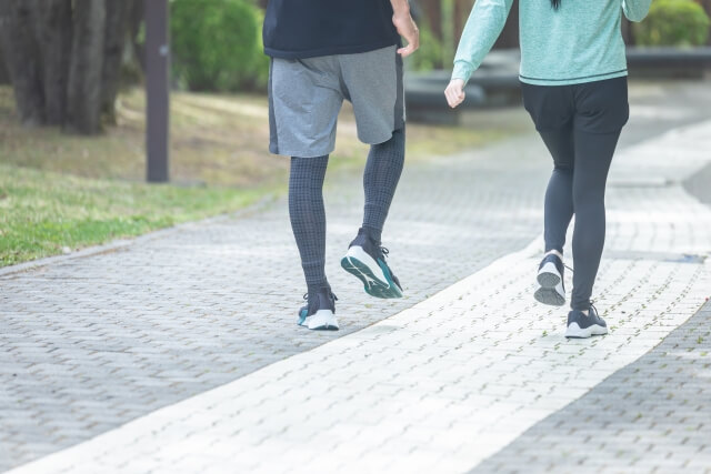 運動している男女