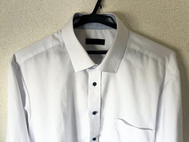 白いシャツ
