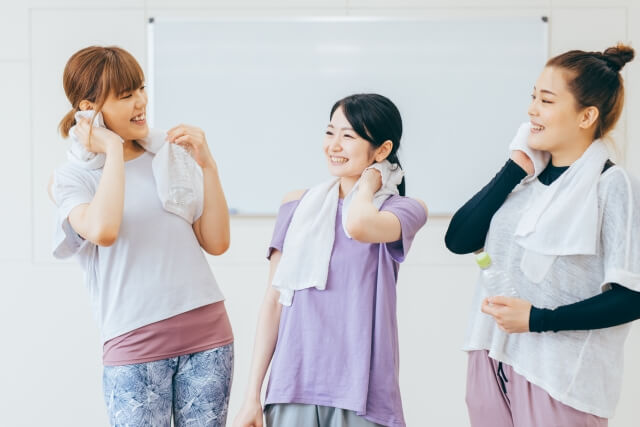 運動して汗をかいている女性たち